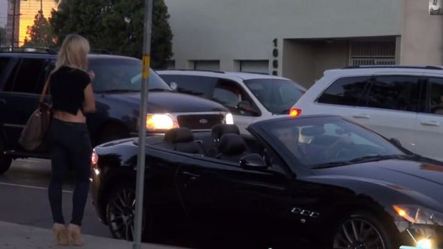 In seinem schicken Wagen stellt er einer sehr materialistischen Frau eine Falle