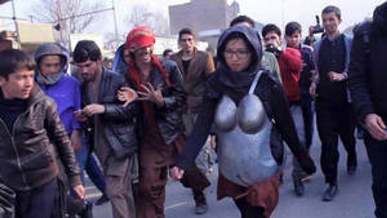 Eine Frau läuft mit Rüstung durch Kabul, um gegen Belästigungen vorzugehen.