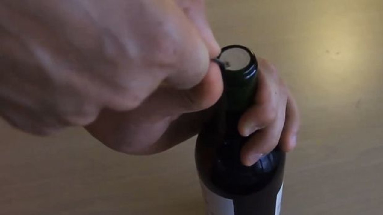 Sie haben keinen Korkenzieher, um Ihre Weinflasche aufzumachen? Hier ein Trick, der Ihnen das Leben erleichtern wird!