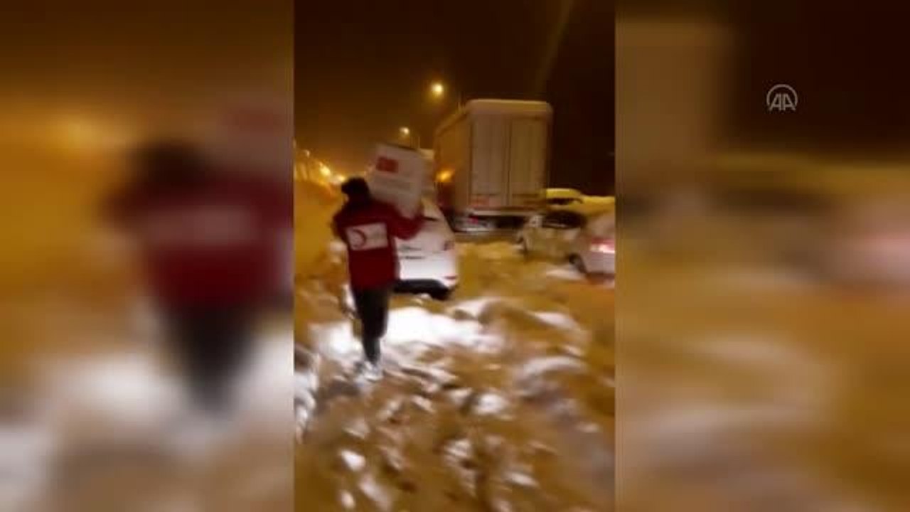 Yolda kalanlara AFAD, Türk Kızılay ve gönüllüler yardım ediyor
