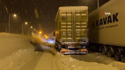 Download Video: TEM Otoyolu Bolu Dağı geçişinde yol 8 saattir ulaşıma kapalı, kontak kapatan araçlar beyaza büründü