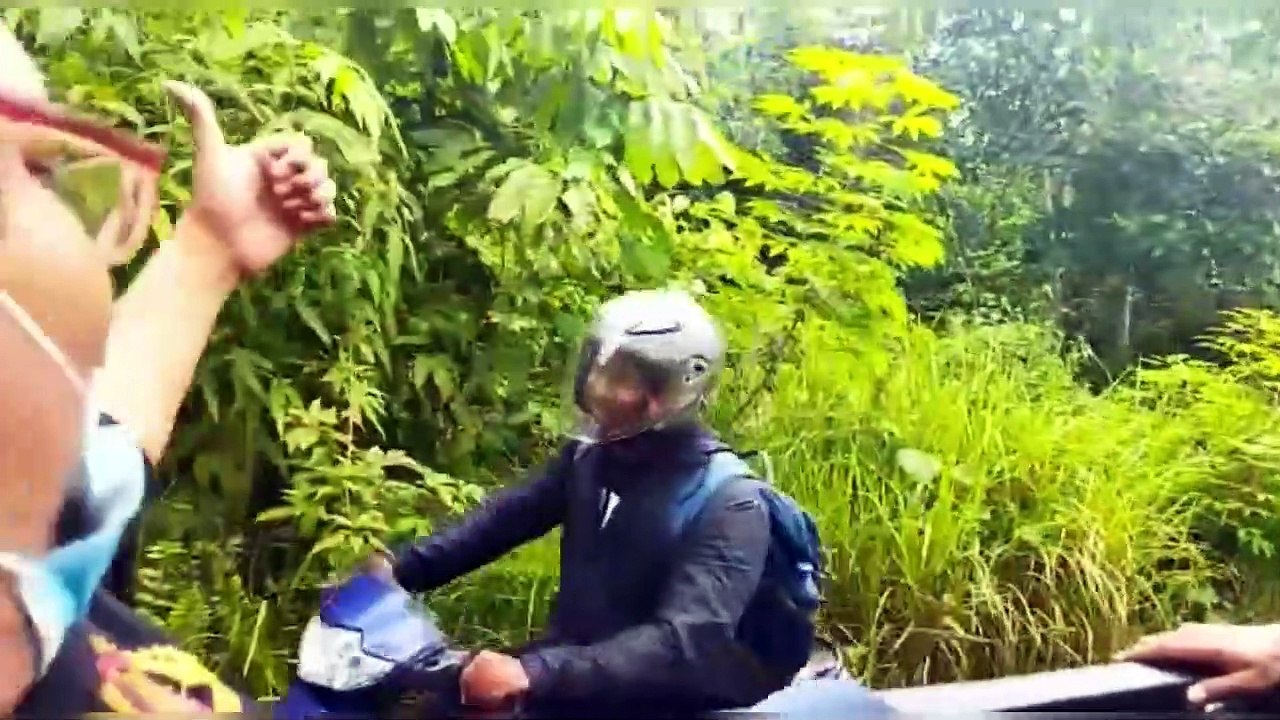 Polres Seram Masuk hutan Untuk Berikan Vaksinasi Pertama Kalinya pada Warga Pedalaman