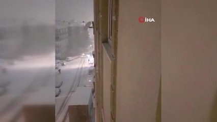 Bağcılar'da karla kaplı yolda 10 araç birbirine girdi