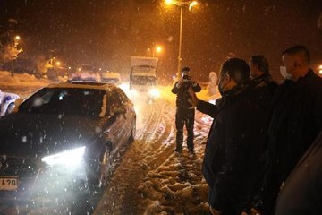 BOLU DAĞI'NDA, D-100 VE TEM MAHSUR KALANLAR İÇİN ULAŞIMA AÇILDI