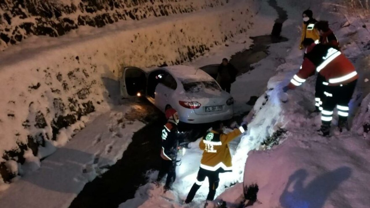 Buzlanan yolda kayan araç dereye uçtu