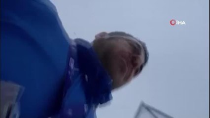 Kar yağışı sevincini video çekerken gök gürültüsü ile şoke oldu... O anlar kamerada