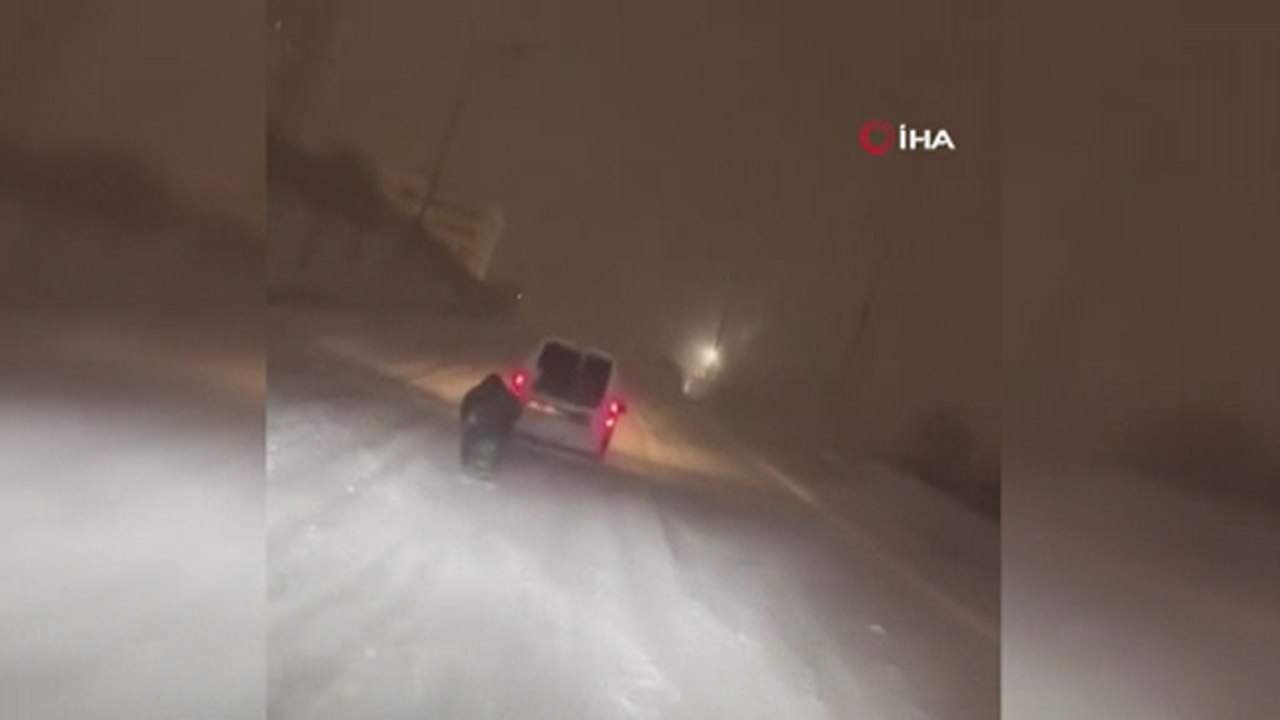 Karda aracın arkasına bağladığı tahtayla sörf yaptı