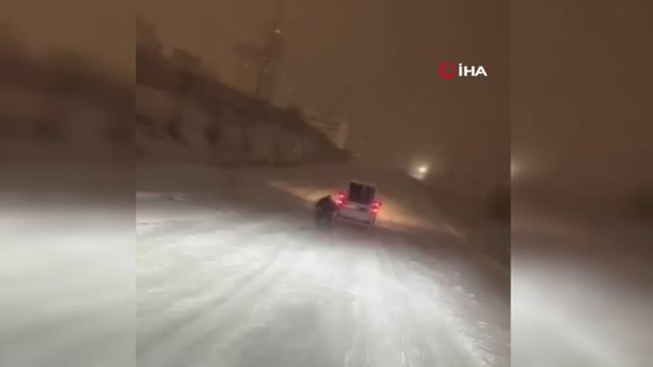 Son Dakika | Aracın arkasında bağladığı tahtayla karda sörf yaptı... O anlar kamerada