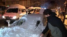Maltepe'de kar sonrası sürücüler yolda kaldı, trafik oluştu