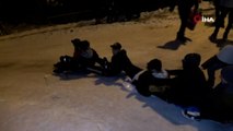 Bursa'da sokaklar kayak pistine döndü...Poşet ve tepsilerle kaydılar
