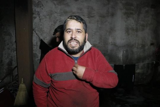 Üst kattaki daireyi yağmalayıp alt katı çocuklar içerdeyken ateşe verdiler