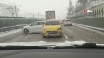 Bursa'da sokaklar buz pistine döndü, tedbirsiz sürücüler böyle kaza yaptı