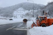 BOLU- Anadolu Otoyolu'nun Bolu Dağı Tüneli kesiminde Ankara yönüne ulaşım kontrollü sağlanıyor (2)