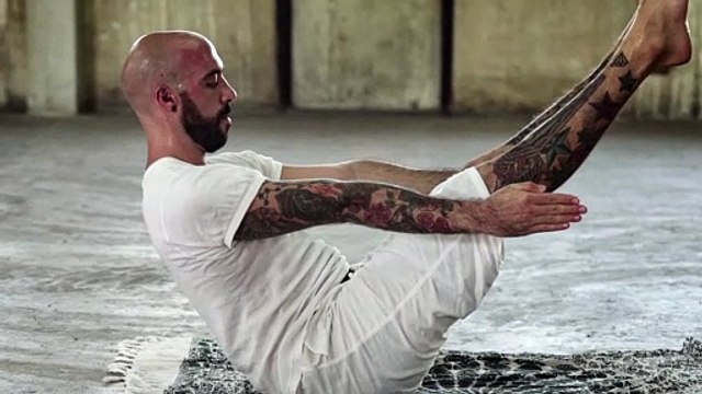 Cara Melakukan Gerakan Yoga Boat Pose yang Baik dan Benar