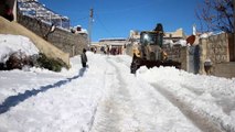 بسبب الثلوج.. إغلاق الطرق المؤدية إلى مخيمات النازحين في الشمال السوري