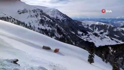 Kar ve tipi nedeniyle iki tır yoldan çıkarak uçurum sürüklendi