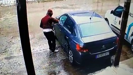 Descargar video: Otomobilin camını kırıp 82 bin TL çalan kardeşler yakalandı