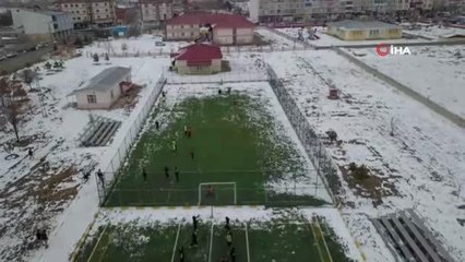 Erciş'te atık malzemelerden öğrenciler için spor sahası, kafeterya ve kültür evi yapıldı