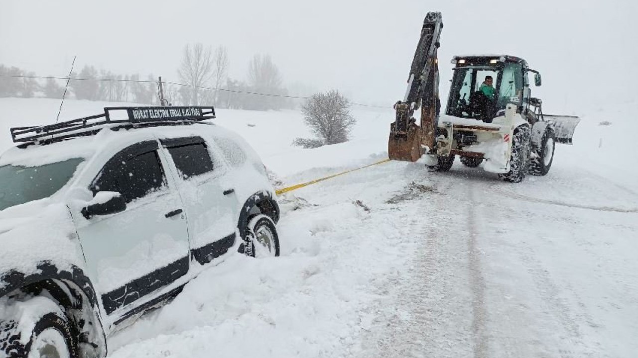 Belediye başkanı mahsur kalan vatandaşı kurtarırken mahsur kaldı