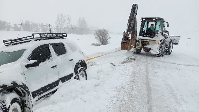 Belediye başkanı mahsur kalan vatandaşı kurtarırken mahsur kaldı