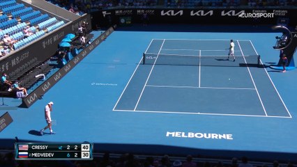 4 sets et du stress : les temps forts en vidéo de la victoire compliquée de Medvedev sur Cressy