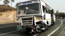 Gujarat hindi News : बस की टक्कर में बाइक सवार एक ही परिवार के तीन लोगों की मौत