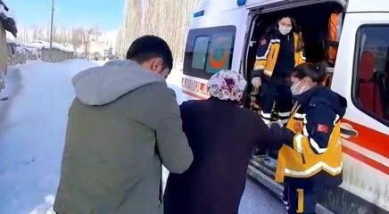 Download Video: Son dakika haber! Ambulans mahsur kaldı, yaşlı hastaya ekiplerin çalışmasıyla ulaşıldı