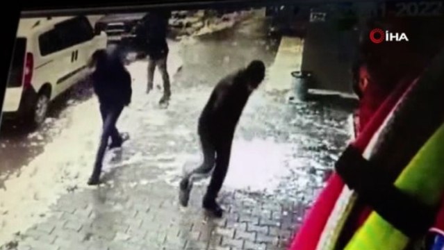 Kaldırımda yürüyen vatandaşların üzerine çatıdan kar kütlesi düştü