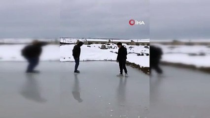 Donan çayın üzerinden oyun oynayan çocuklar suya düştü