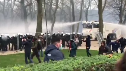 벨기에서 백신 반대 시위...물대포·최루가스 등장 / YTN
