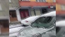 Vatandaşın soğuktan camları buz yapan aracına bulduğu ilginç çözüm kamerada