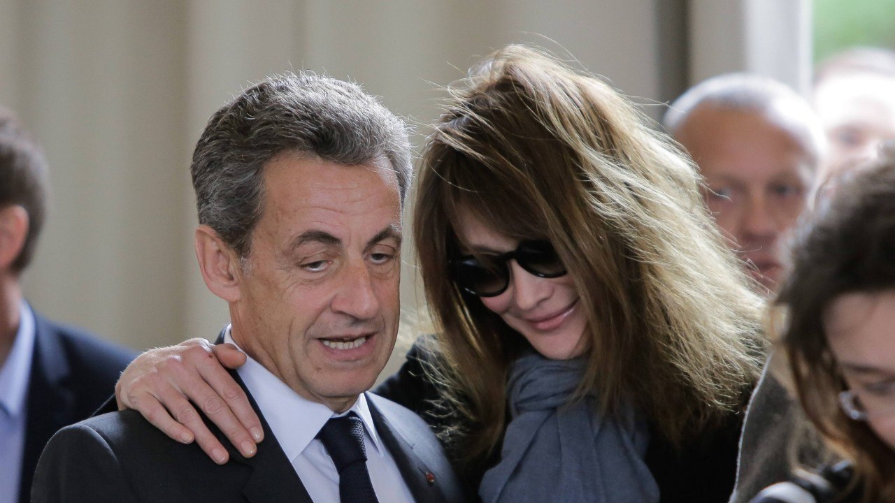 FEMME ACTUELLE - "Je fais comme si ça n'existait pas" : Carla Bruni se confie sur les soucis judiciaires de son mari, Nicolas Sarkozy