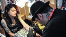 FEMME ACTUELLE - Insolite : une jeune femme en larmes après s’être fait tatouer le mauvais dessein