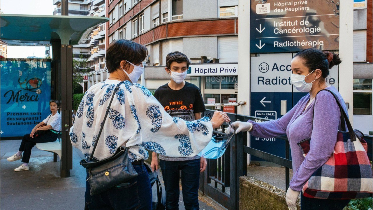 FEMME ACTUELLE - Covid-19 : la liste des départements où le masque redevient obligatoire en extérieur
