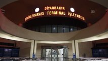 DİYARBAKIR - Diyarbakır Şehirlerarası Otobüs Terminali'nde bekleyen yolcular otellere yerleştirildi