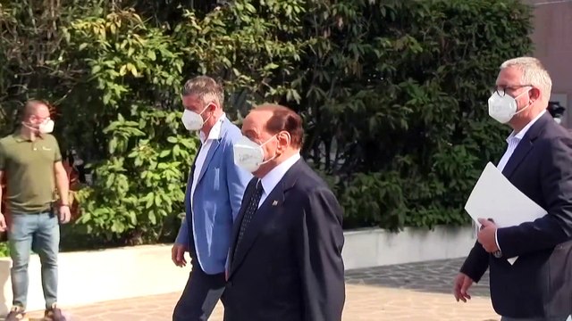 Silvio Berlusconi se somete a varias revisiones médicas en Milán