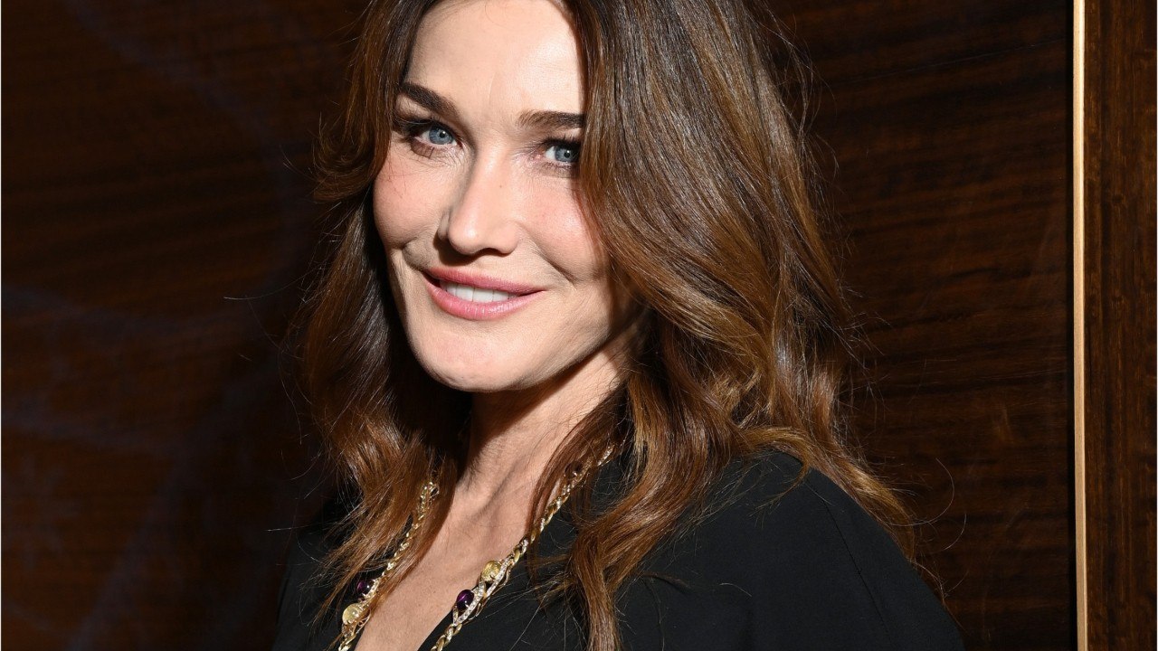 FEMME ACTUELLE - Carla Bruni : hospitalisée, sa mère Marisa Bruni-Tedeschi s'amuse avec sa fille