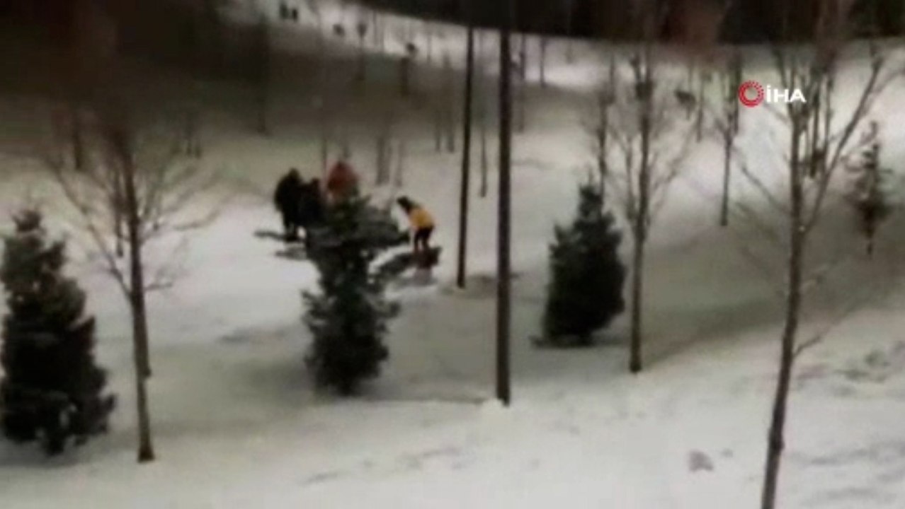 Sultangazi’de karda yürüyüş yaparken düşen kişinin yardımına polisler koştu