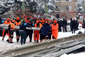 Gaziantep'te çöken pazar yeri çatısının enkazı kaldırılıyor