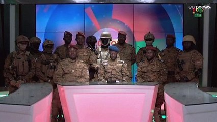 عسكريون في بوركينا فاسو يعلنون عبر التلفزيون استيلاءهم على السلطة وحل الحكومة