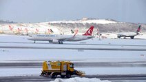 Son Dakika: Yoğun kar yağışı nedeniyle İstanbul Havalimanı'ndaki tüm uçuşlar durduruldu