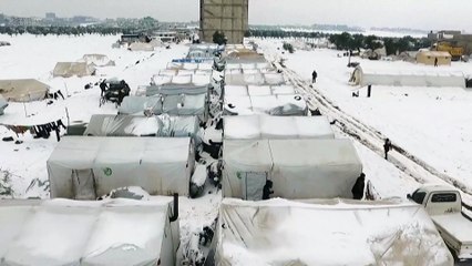 Los refugiados sirios libran su batalla bajo la nieve