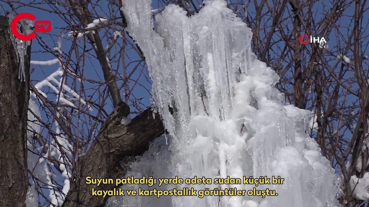 Su borusu patladı, evin bahçesini ve ağaçları buz sardı, metrelerce buz sarkıtları oluştu