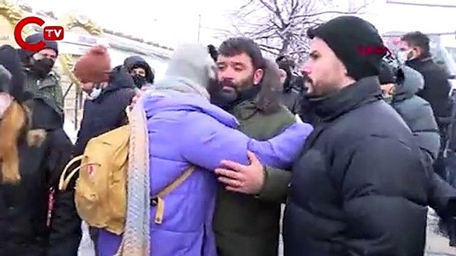 Oyuncu Bülent Şakrak, annesini gözyaşları içinde son yolculuğuna uğurladı