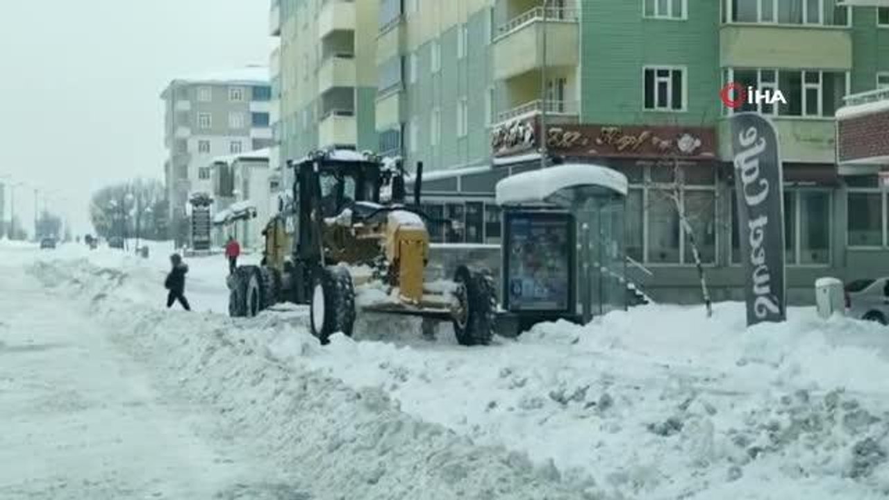 Ağrı Belediyesi kar temizleme çalışmalarına devam ediyor