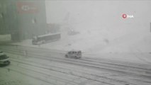 İstanbul Havalimanı'nda etkili olan şiddetli kar yağışı ve tipi nedeniyle uçuşlar 1 saat süreyle durduruldu.