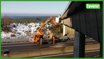 Du béton est tombé d'un pont sur l'autoroute à Manhay