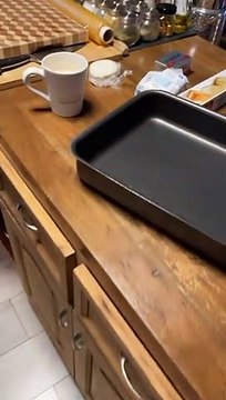 Άκης Πετρετζίκης – Κωνσταντίνα Παπαμιχαήλ: Ο απολαυστικός διάλογος με τον γιο τους στην κουζίνα!