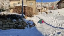 Çocuklar karın keyfini naylonla kayarak çıkardı