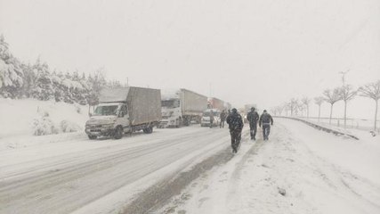 DEVRİLEN TIR YOLU KAPATTI, UZUN ARAÇ KUYRUKLARI OLUŞTU